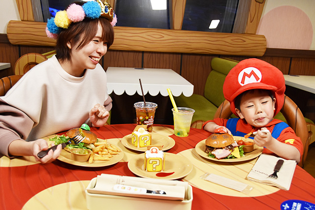 キノピオ・カフェで食事をする様子/USJ「スーパー・ニンテンドー・ワールド」（大阪府/大阪市）