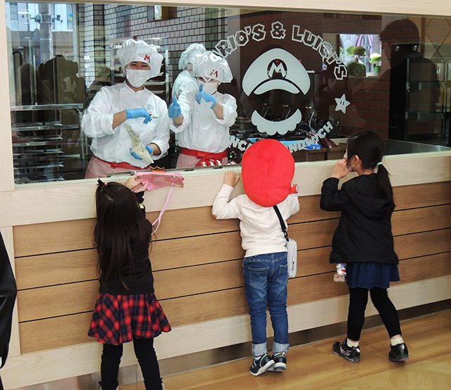 スイーツをつくっているところ/USJ「スーパー・ニンテンドー・ワールド」（大阪府/大阪市）