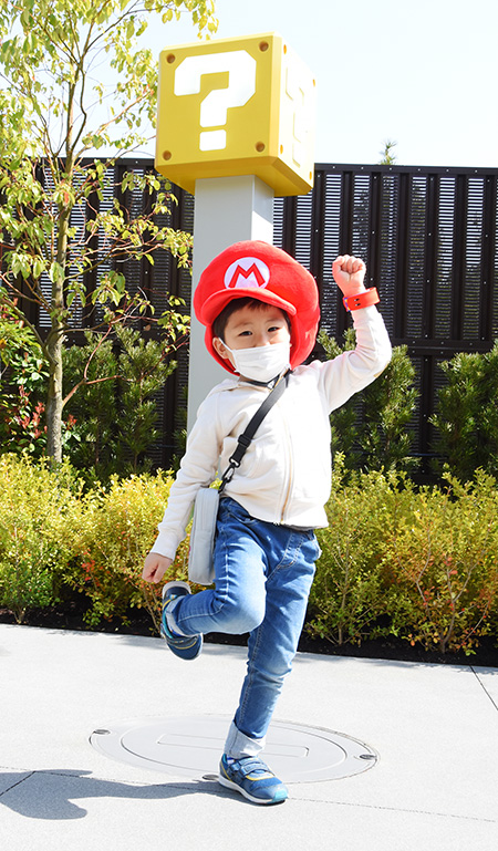 マリオのポーズをとるキッズ/USJ「スーパー・ニンテンドー・ワールド」（大阪府/大阪市）
