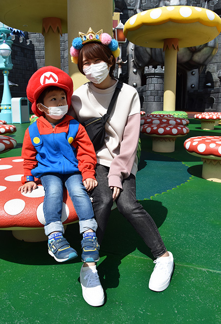 キノコのベンチに座る様子/USJ「スーパー・ニンテンドー・ワールド」（大阪府/大阪市）