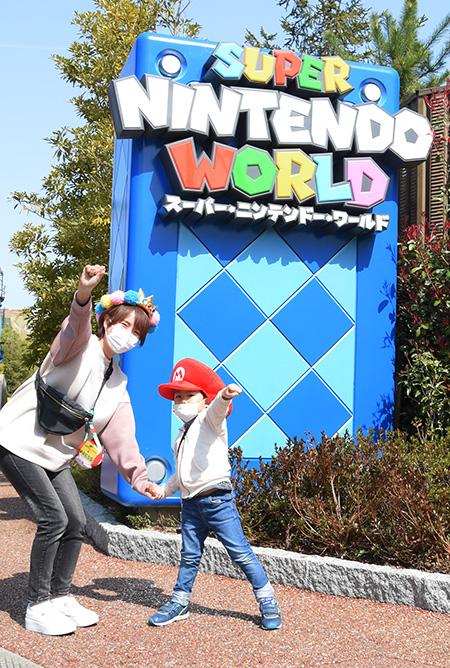 エリアの入口付近で記念撮影/USJ「スーパー・ニンテンドー・ワールド」（大阪府/大阪市）