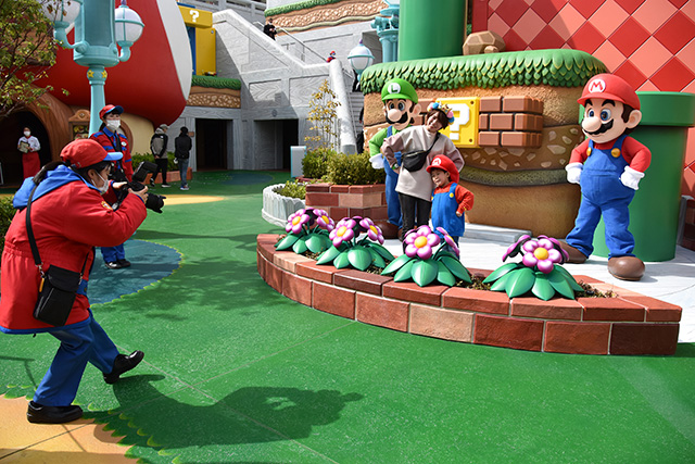 フォトクルーに向かって、ハイ！ポーズ/USJ「スーパー・ニンテンドー・ワールド」（大阪府/大阪市）