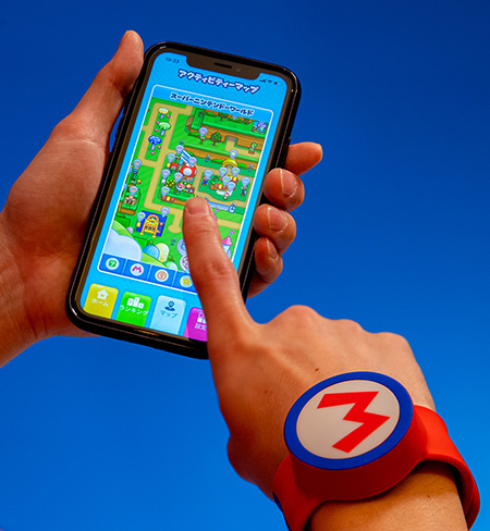 パワーアップバンドを腕に装着/USJ「スーパー・ニンテンドー・ワールド」（大阪府/大阪市）