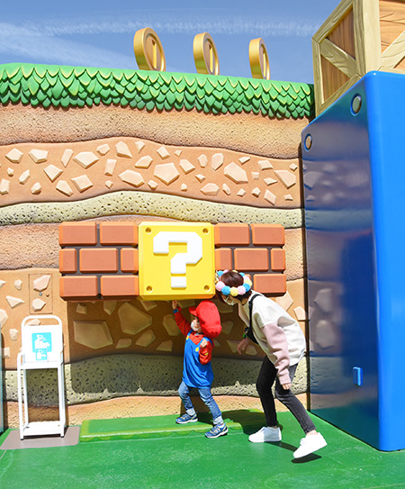 ハテナブロックを叩く様子/USJ「スーパー・ニンテンドー・ワールド」（大阪府/大阪市）