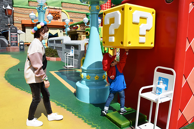 ハテナブロックを叩く様子/USJ「スーパー・ニンテンドー・ワールド」（大阪府/大阪市）