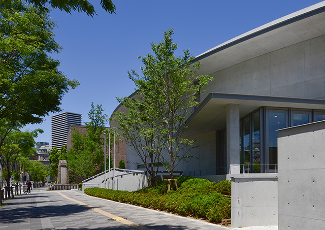 コンクリート打ちっぱなしの外観/こども本の森 中之島（大阪市/北区）
