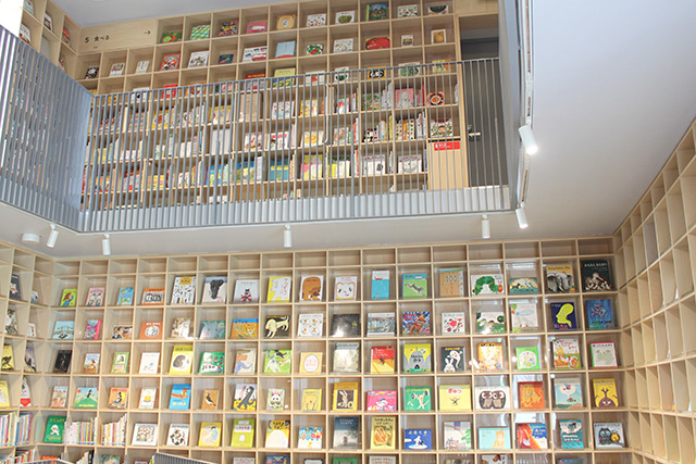 全面が本棚で囲まれた三層吹き抜けの空間/こども本の森 中之島（大阪市/北区）