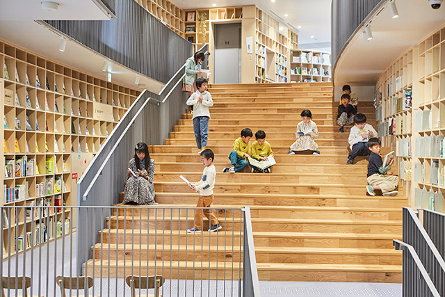 階段に腰かけての読書も大歓迎！/こども本の森 中之島（大阪市/北区）