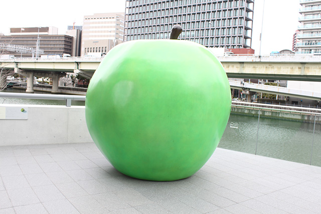 エントランスで迎えてくれる「青いりんご」/こども本の森 中之島（大阪市/北区）