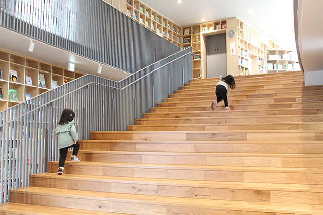 2階から3階へ、温かみのある大階段/こども本の森 中之島（大阪市/北区）