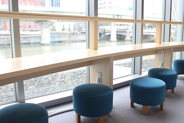 窓の外から見える堂島川/こども本の森 中之島（大阪市/北区）