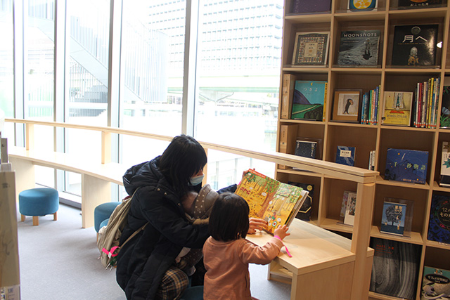 読み聞かせをする親子/こども本の森 中之島（大阪市/北区）