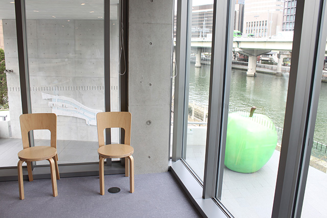 2階の窓越しに見える青いりんご/こども本の森 中之島（大阪市/北区）