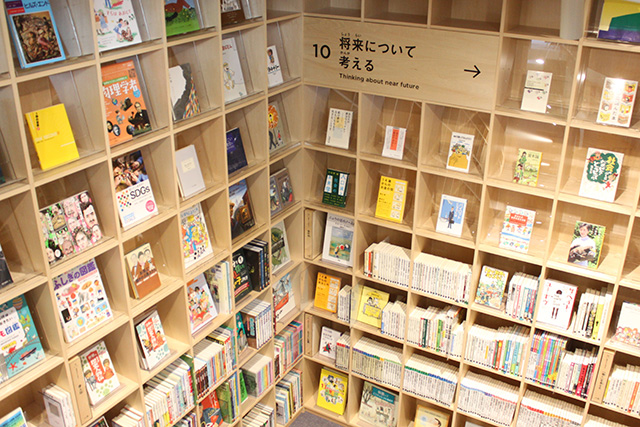 「面出し」の本/こども本の森 中之島（大阪市/北区）