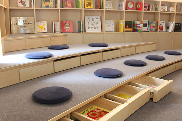 ズラリと並ぶ引き出しにも、本が収納されている/こども本の森 中之島（大阪市/北区）