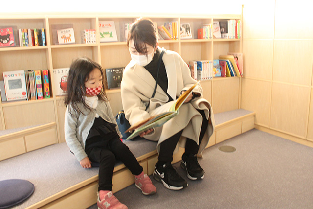 読み聞かせをする親子/こども本の森 中之島（大阪市/北区）