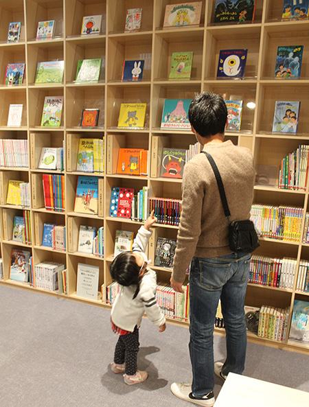 本を探す親子/こども本の森 中之島（大阪市/北区）