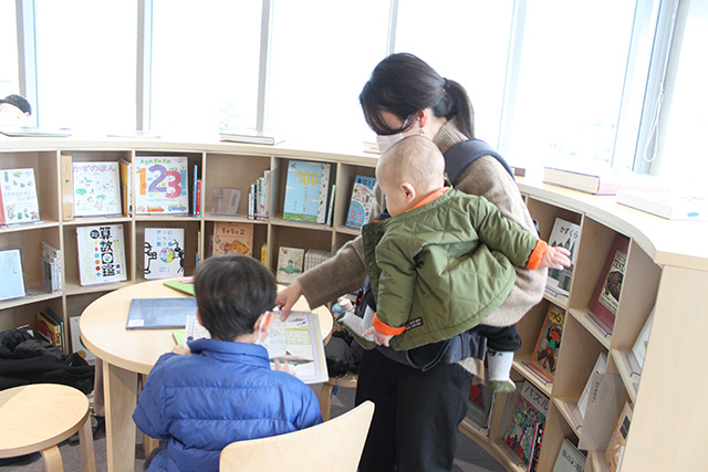 本選びをする親子/こども本の森 中之島（大阪市/北区）