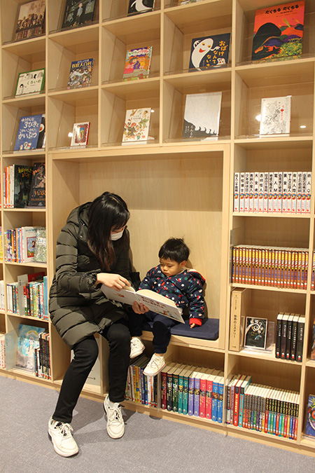 読み聞かせをする親子/こども本の森 中之島（大阪市/北区）