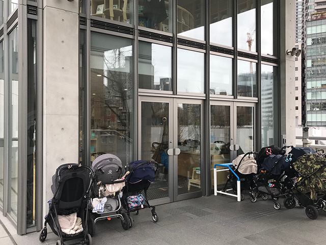入り口のベビーカーパーキング/こども本の森 中之島（大阪市/北区）