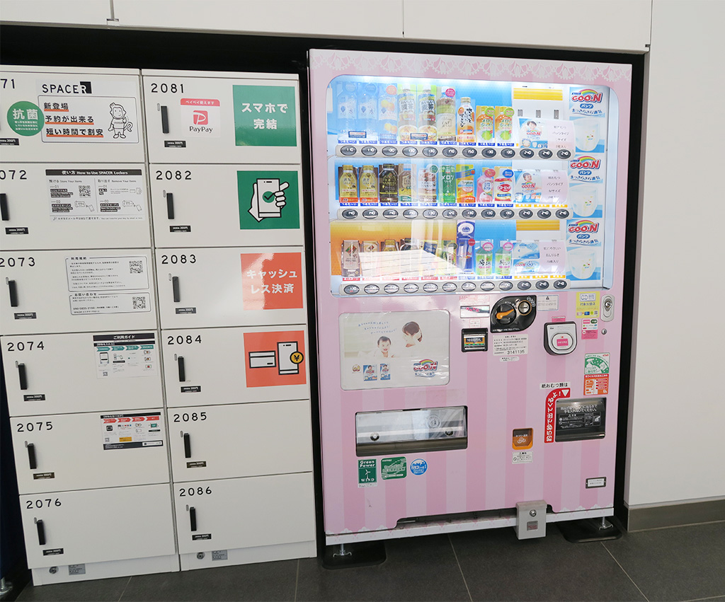 屋外デッキ近くの自動販売機/西武鉄道所沢駅(埼玉県/所沢市)