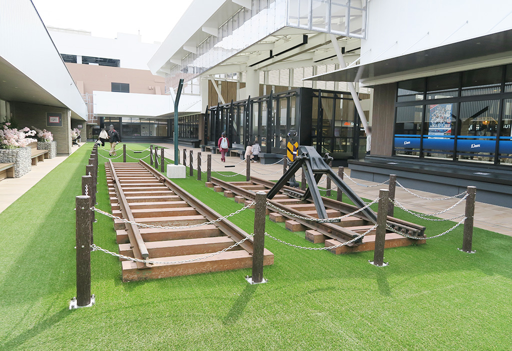 古いレールが展示されている屋上庭園「とこにわ」/西武鉄道所沢駅(埼玉県/所沢市)