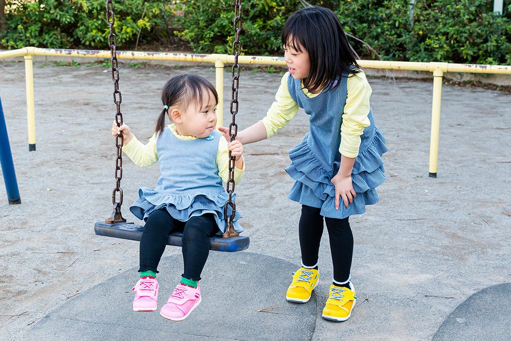 【SDGs】ミズノのシューズを履いてブランコに乗る子ども/ミズノ株式会社