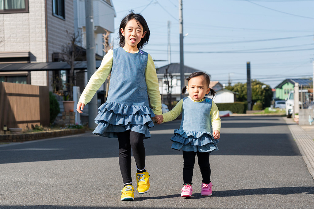 【SDGs】ミズノのシューズを履いておでかけをする子ども/ミズノ株式会社