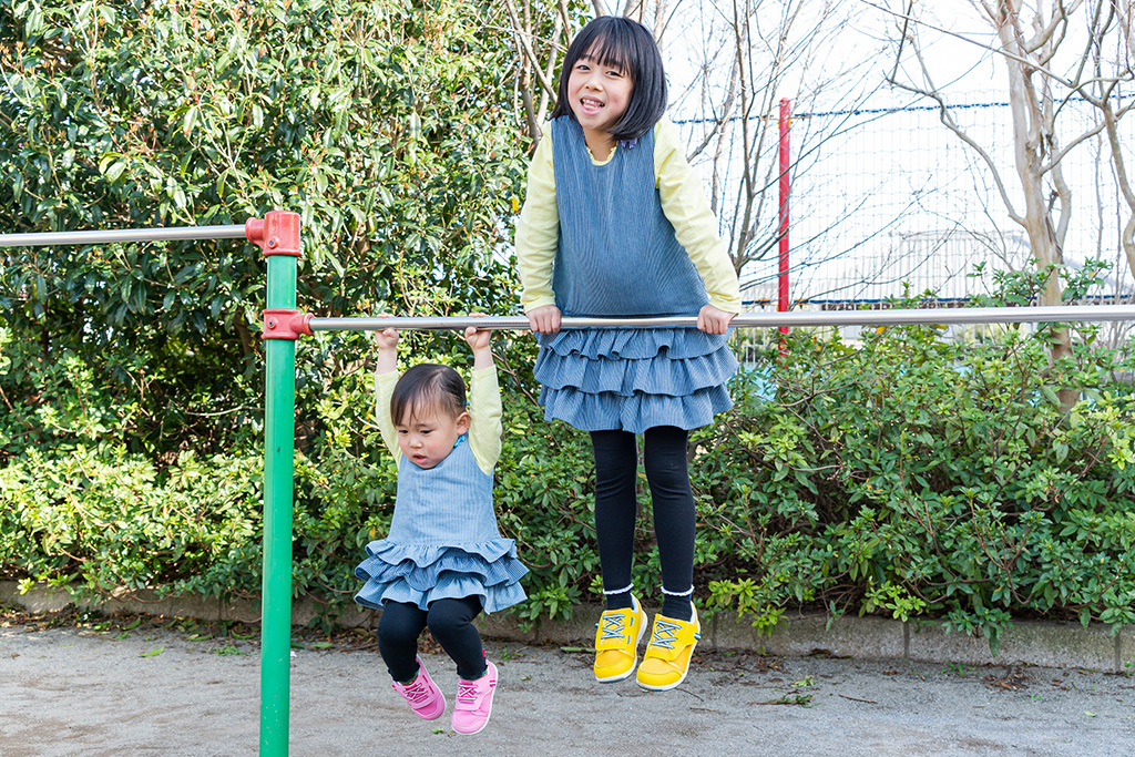 【SDGs】ミズノのシューズを履いて鉄棒をする子ども/ミズノ株式会社