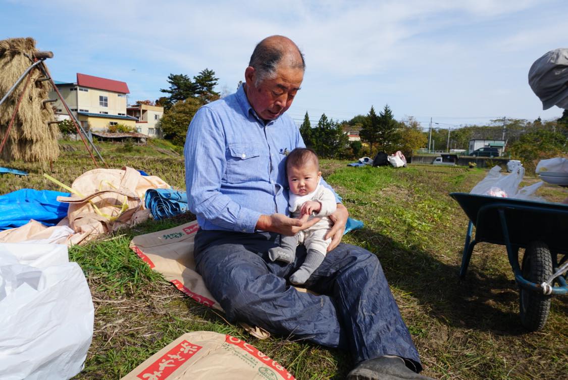 赤ちゃんを抱っこする男性（岩手県/田野畑村）