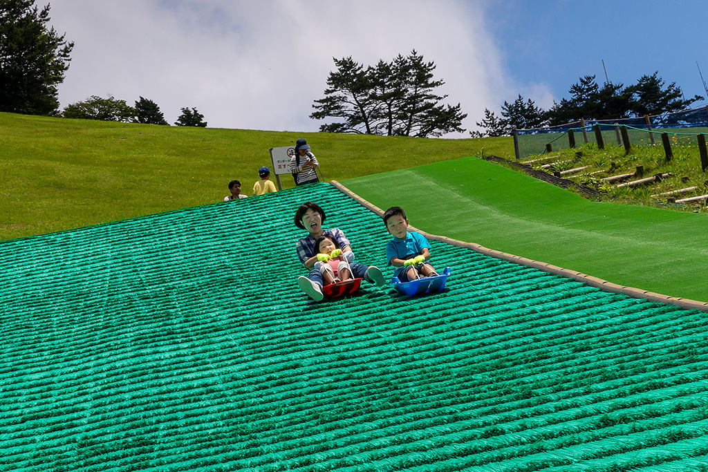 芝すべりの様子/六甲山アスレチックパークGREENIA(兵庫県/神戸市)