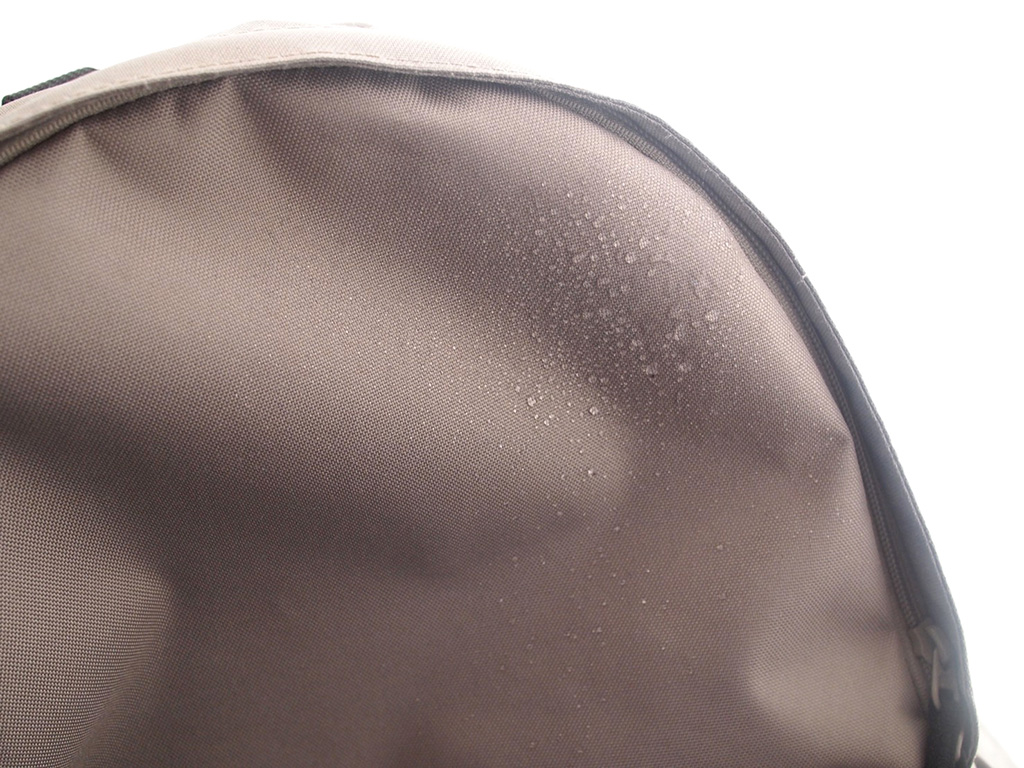 撥水素材もポイント「肩の負担を軽くする 撥水 リュックサック 」(無印良品)