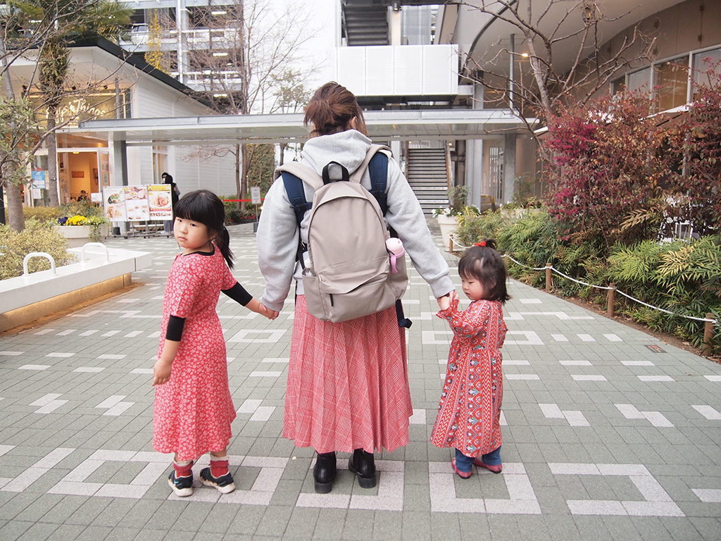 「肩の負担を軽くする 撥水 リュックサック 」を背負っておでかけする親子(無印良品)