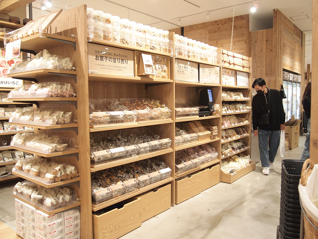 無印良品の「お菓子の量り売り」コーナー