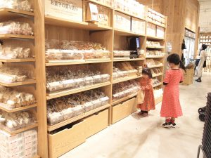 無印良品の「お菓子の量り売り」を子どもと体験！数やお金を楽しく学ぶ勉強にも