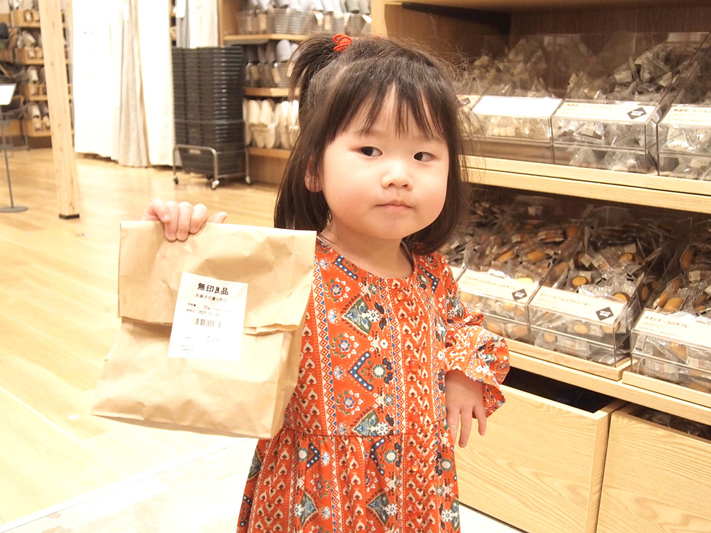 無印良品「お菓子の量り売り」の様子