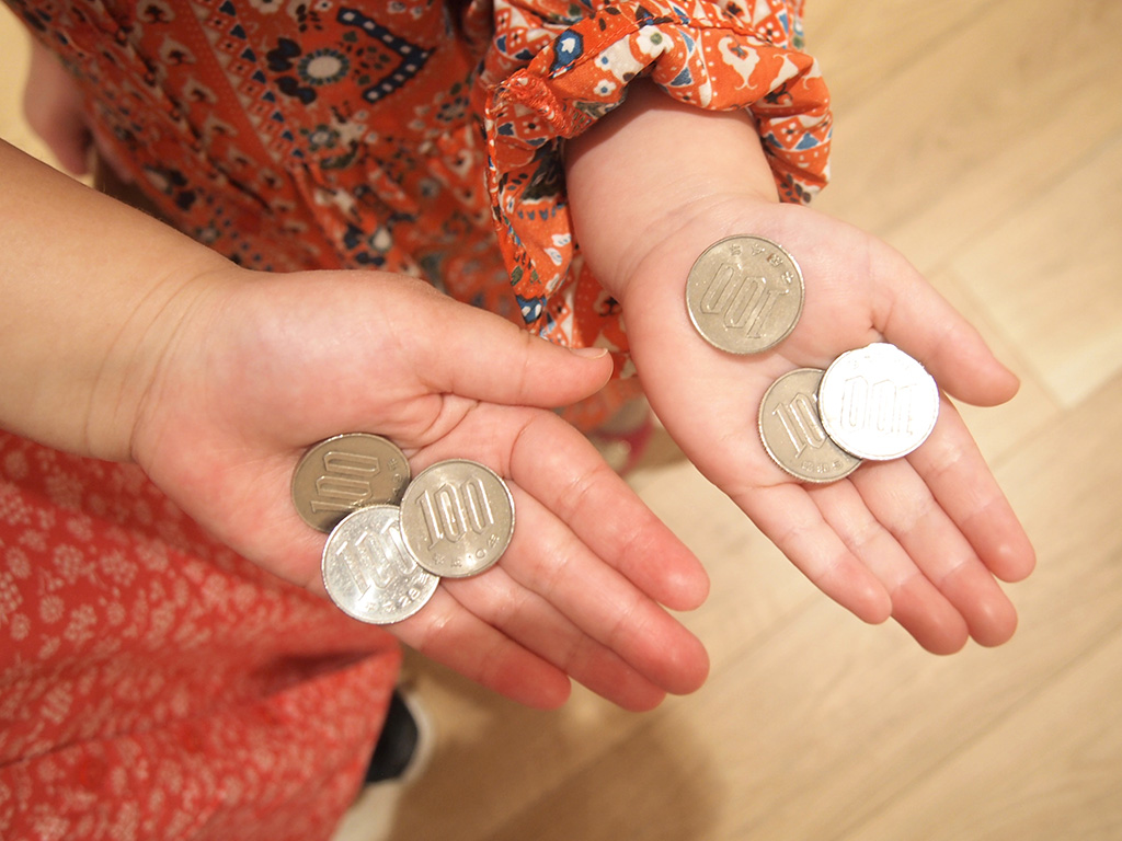 お金を確認・・・/無印良品「お菓子の量り売り」