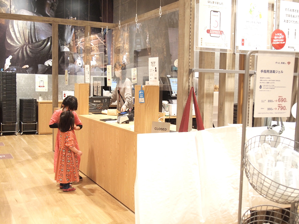 レジでお会計をする様子/無印良品「お菓子の量り売り」