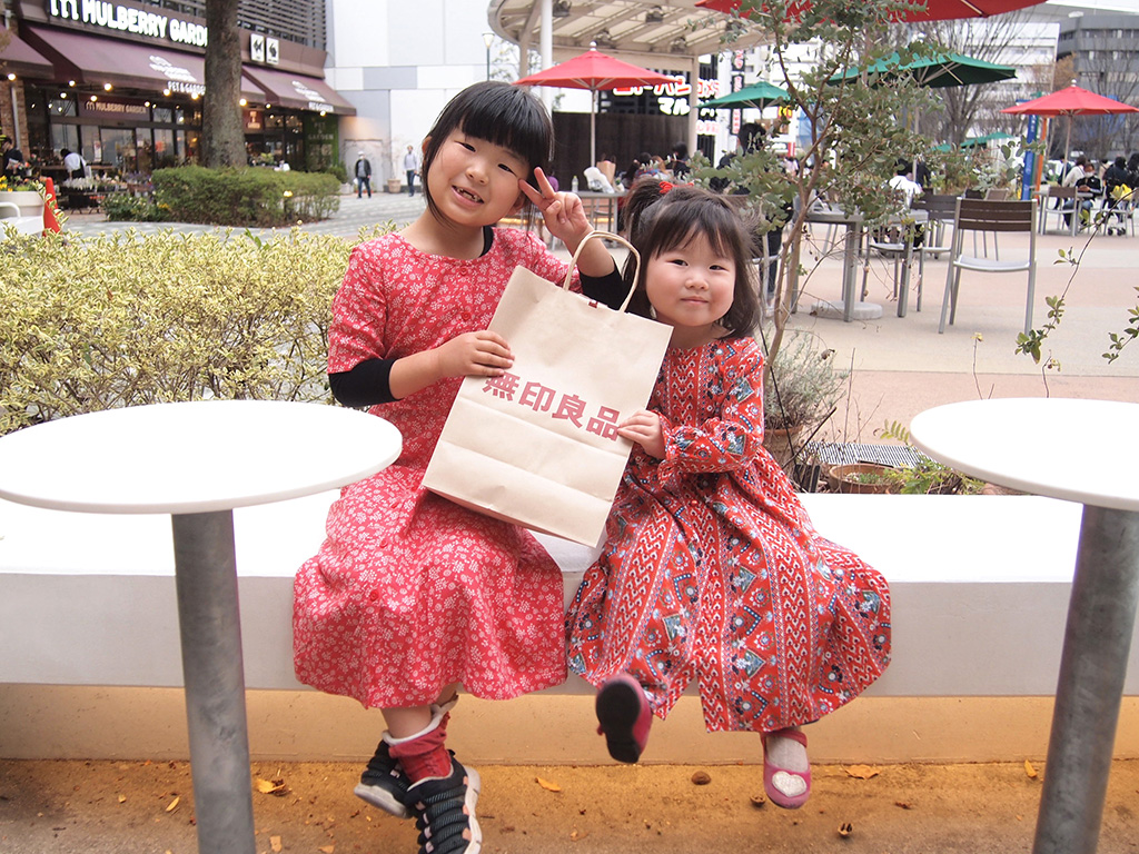 無印良品「お菓子の量り売り」でお買い物をした姉妹