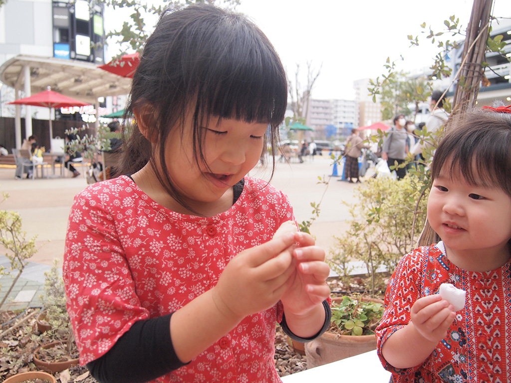 無印良品「お菓子の量り売り」で買ったお菓子を食べる子ども