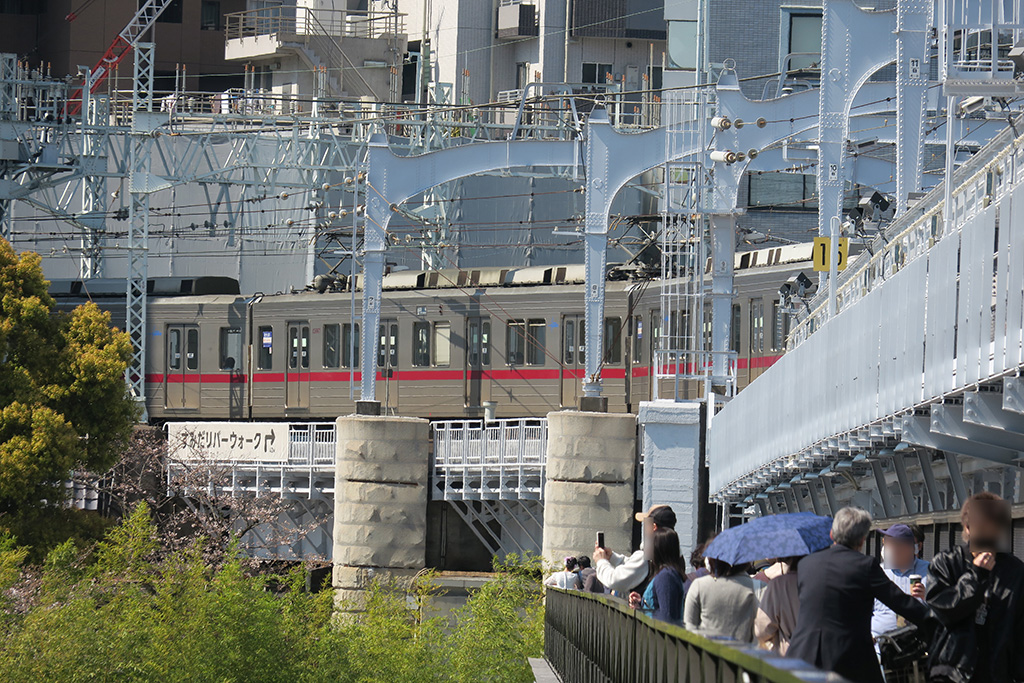 カーブを描いて浅草駅に入線していく10000型(東京都/墨田区)