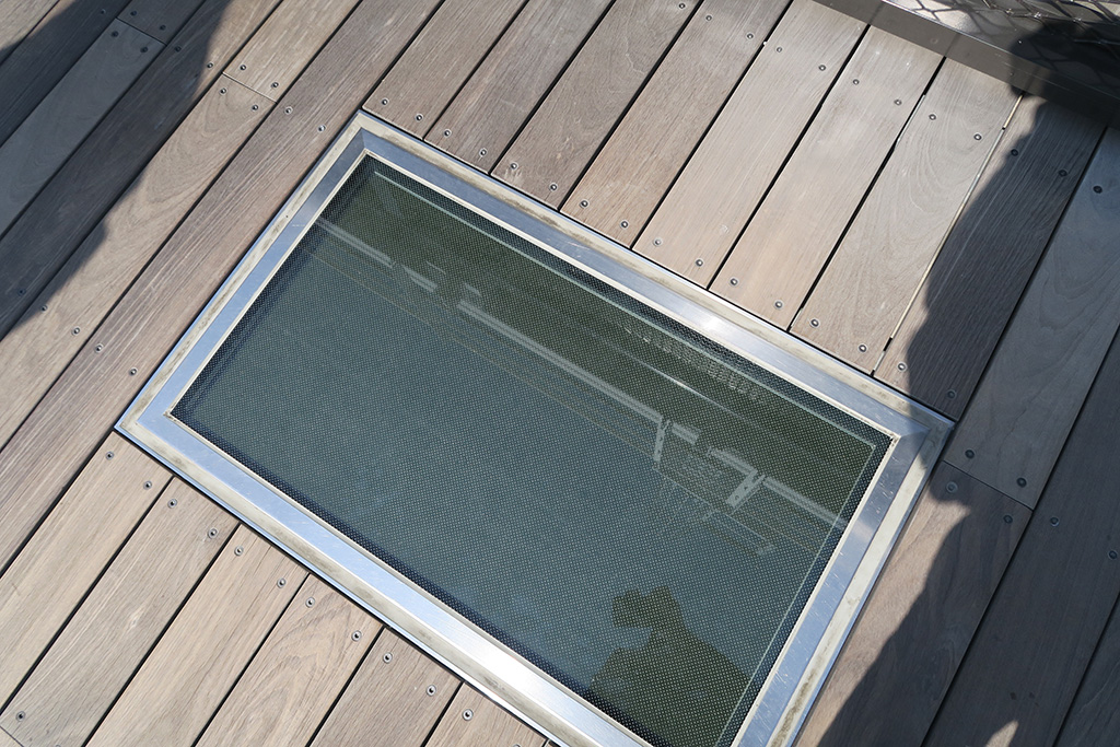 透明ガラスの床/すみだリバーウォーク(東京都/墨田区)