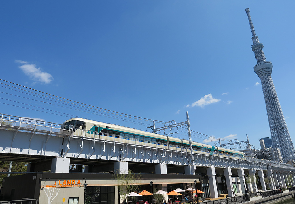 高架の下に並んだ店舗(東京都/墨田区)