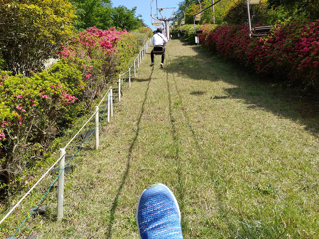 山頂へ行くリフトに乗る様子/小室山リッジウォーク“MISORA”（静岡県/伊東市）