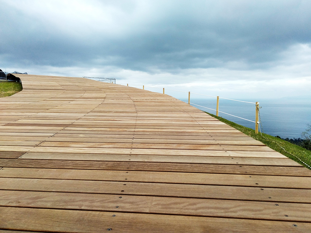 山頂にあるボードウォーク/小室山リッジウォーク“MISORA”（静岡県/伊東市）