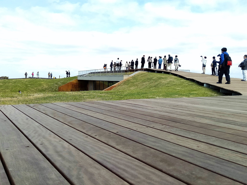 山頂にあるボードウォーク/小室山リッジウォーク“MISORA”（静岡県/伊東市）