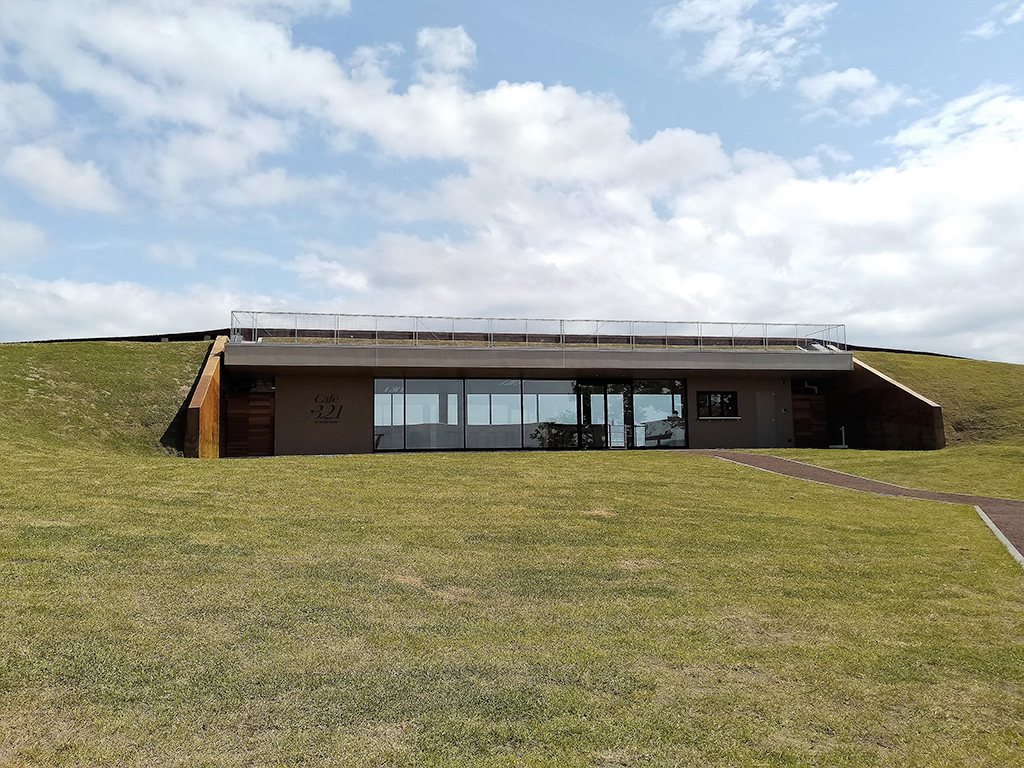 山頂の稜線に埋まるようにある「Café●321」/小室山リッジウォーク“MISORA”（静岡県/伊東市）