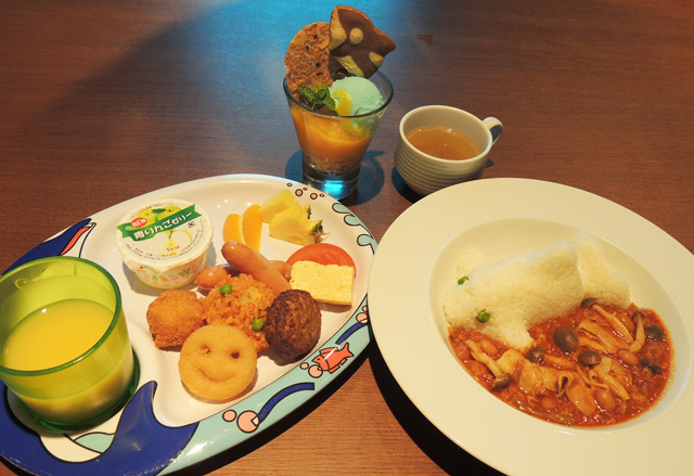 左はわんぱくプレート、右はシャチライス、奥のオーシャンパフェも人気／鴨川シーワールド（千葉県/鴨川市）