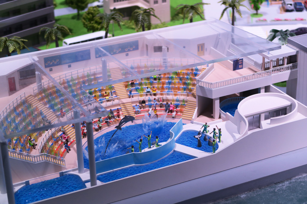 ジオラマの江ノ島の水族館ではイルカのショーが！／ロマンスカーミュージアム