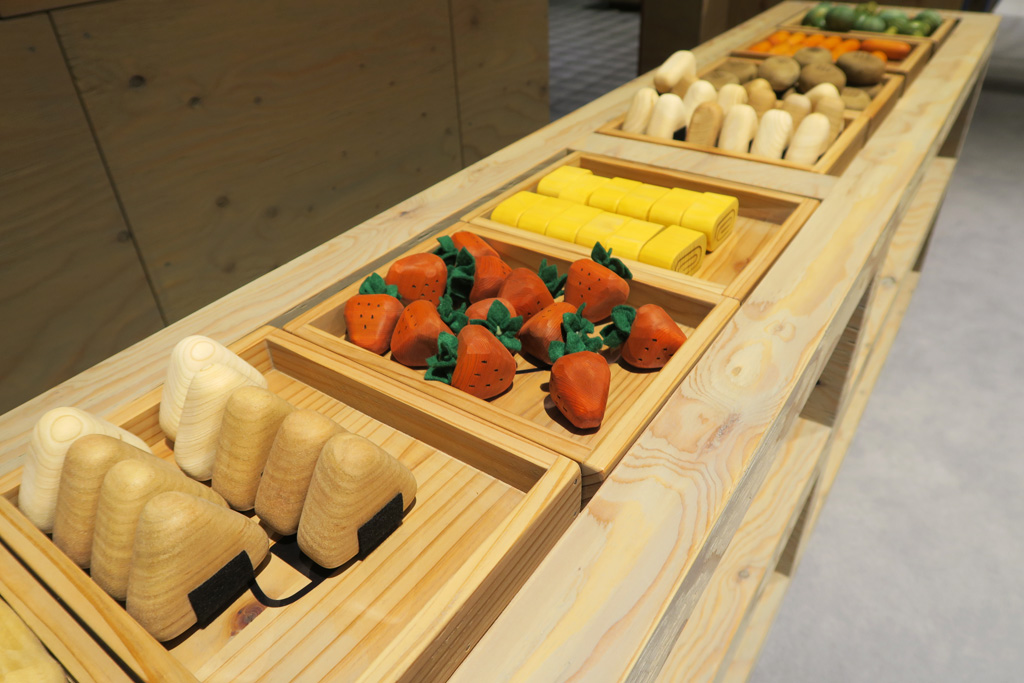 木で作られたおにぎりや厚焼き卵、いちごなど／ロマンスカーミュージアム